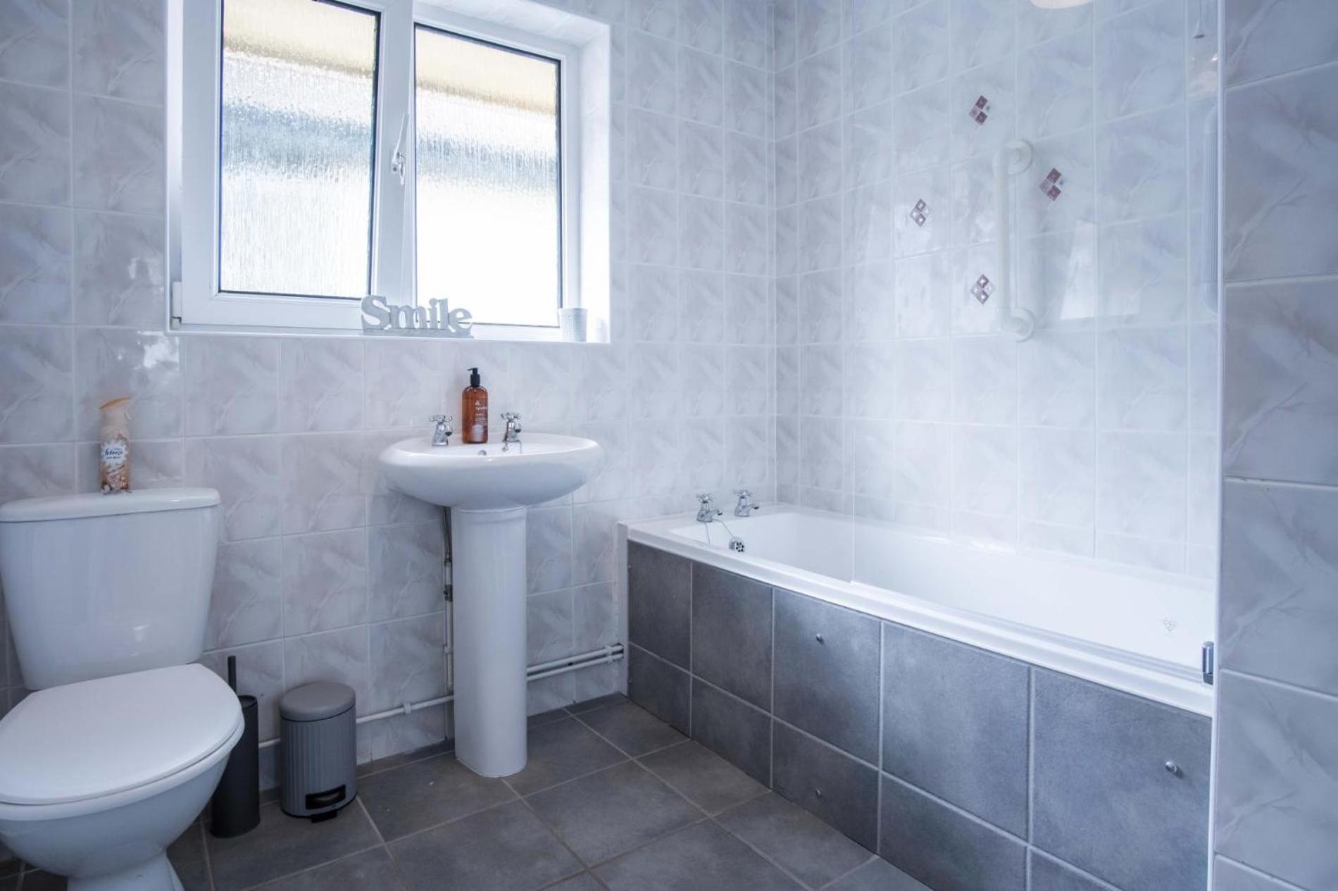Cefn Road - 3 Bedroom - Glais *