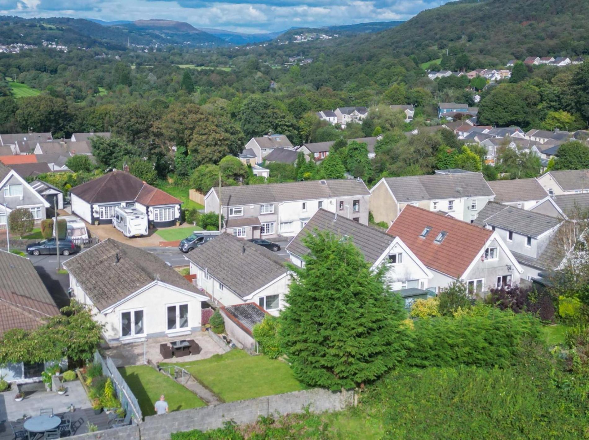 Cefn Road - 3 Bedroom - Glais *