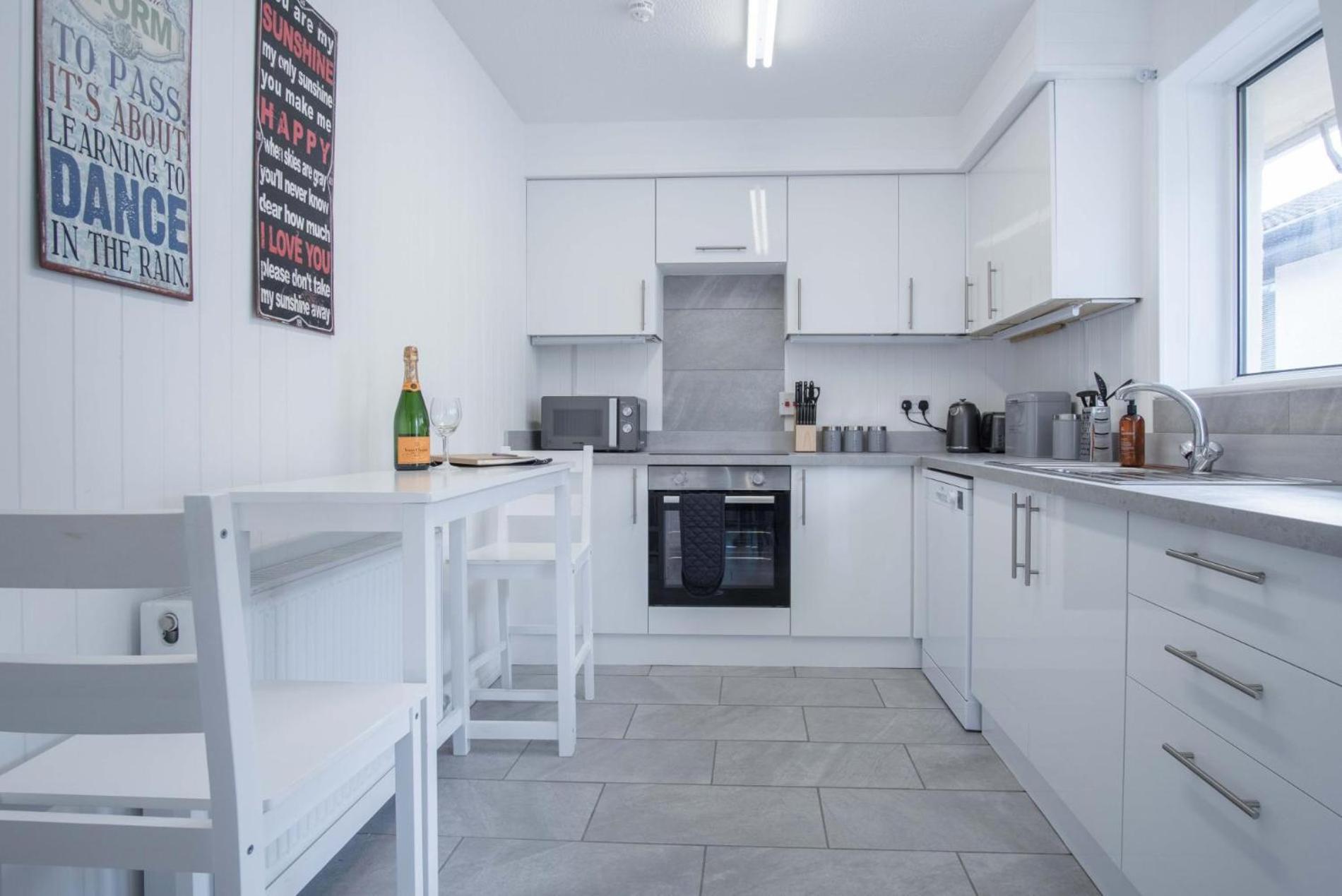 Cefn Road - 3 Bedroom - Glais * Swansea